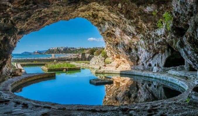 The village of Sperlonga, an enchanted place to visit: not only lido, beach and sea